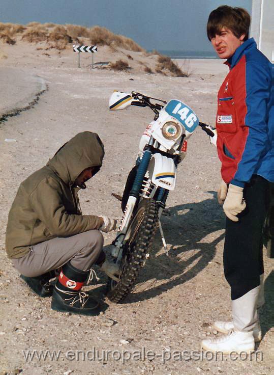 003b TOUQUET 1986 on decharge les motos.jpg